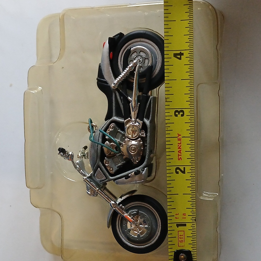 Hallmark Harley-Davidson 2002 VRSCA V-Rod Keepsake Ornament - Picture 4 of 8